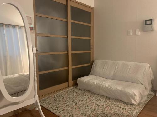 Ένα ή περισσότερα κρεβάτια σε δωμάτιο στο 101 Charming Ground-Floor Villa Comfort and Convenience