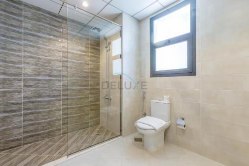 Ένα μπάνιο στο Sea and Mountain Views 6BR and Assistant's Room Villa, with Heated Pool & BBQ Area, Al Dana, Sharm, Fujairah by Deluxe Holiday Homes