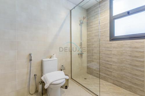 Ένα μπάνιο στο Sea and Mountain Views 6BR and Assistant's Room Villa, with Heated Pool & BBQ Area, Al Dana, Sharm, Fujairah by Deluxe Holiday Homes
