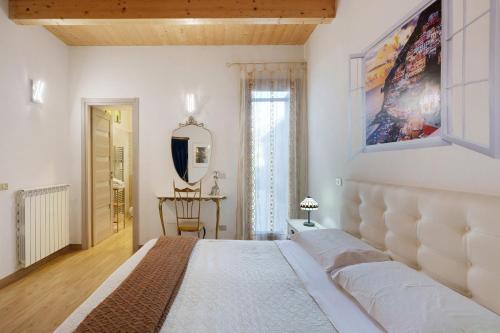 Ένα ή περισσότερα κρεβάτια σε δωμάτιο στο The Main Street Apartment