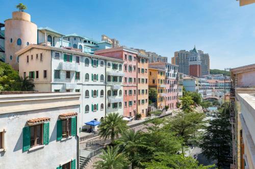uitzicht op een straat met gebouwen bij The Room Hotel - Starbucks in Phu Quoc