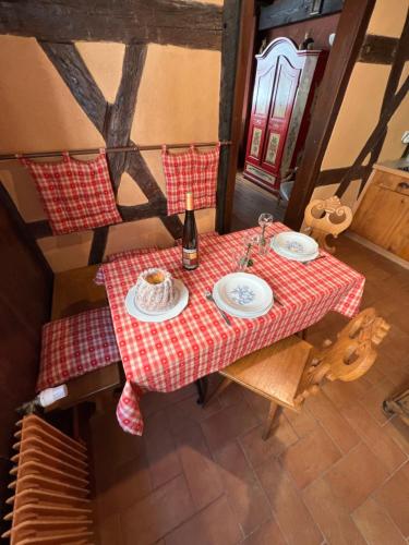 - une vue de tête sur une table avec une bouteille de vin dans l'établissement Gîte des Amoureux, à Colmar