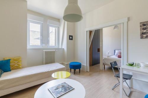 un salon avec un canapé et une table dans l'établissement Neustadt central et paisible, à Strasbourg