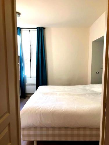 une chambre avec un lit et une fenêtre dans l'établissement Villa Aulan, Luxe et Repos au Château des Gipières, à Montbrun-les-Bains