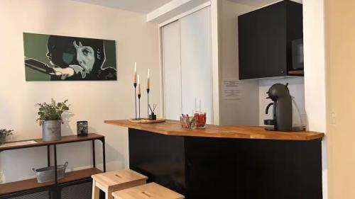 - une cuisine avec un comptoir avec des bougies dans l'établissement L'idéal Central - Gare - RDC, à Mâcon