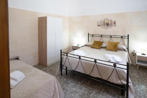 a bedroom with two beds in a room at Casa Lu Paparoni 1 a 130 mt dalla spiaggia Specchiarica di San Pietro in Bevagna in Torre Colimena