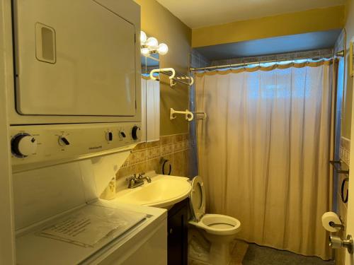 Ένα μπάνιο στο Spacious Amazing 3BR Near NY