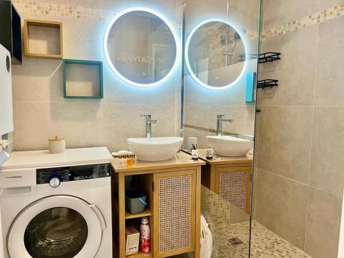 La salle de bains est pourvue d'un lave-linge et de deux lavabos. dans l'établissement Le Lys d'Or YourHostHelper, à Cannes