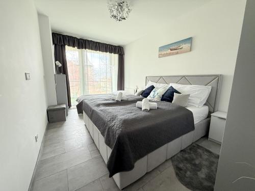 Кровать или кровати в номере Villa Bauhaus Wellness Apartman 204