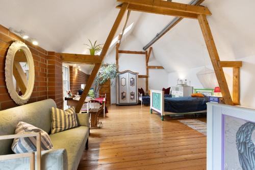 GottsdorfにあるLandhaus Gottsdorfのウッドフロアのリビングルーム(レンガの壁)