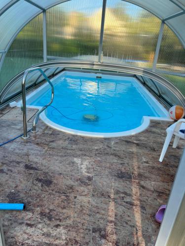 Kolam renang di atau dekat dengan Ferienhaus Erfurt-gemütlich-sonnig-Küche-Bad-Garten-Parken-Pool-Sauna-WLAN-CaroGrün