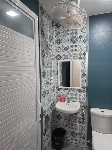 a bathroom with a sink and a toilet and a mirror at Mamadear's Bed & Breakfast in Suizo