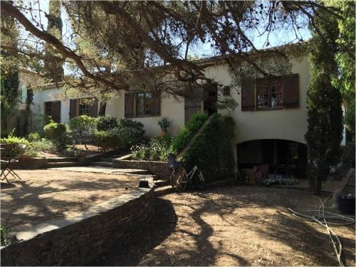une maison avec un vélo garé devant dans l'établissement Villa spacieuse à deux pas du centre du village et de la mer, à Porquerolles