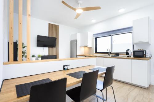 Home2Book Radiant & Stylish Urban Apartment