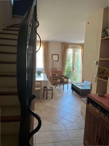 - un salon avec un escalier en colimaçon dans l'établissement Villa de Charme à Porquerolles – Confort Sérénité à 100m du Village, à Porquerolles