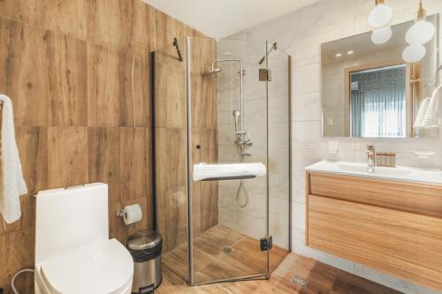 a bathroom with a shower and a toilet and a sink at Breakfast included Regatta living II 404 in Los Prados