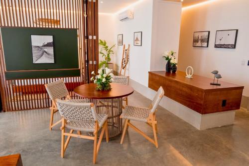 a dining room with a table and chairs at Nanii Hotel in São Miguel do Gostoso