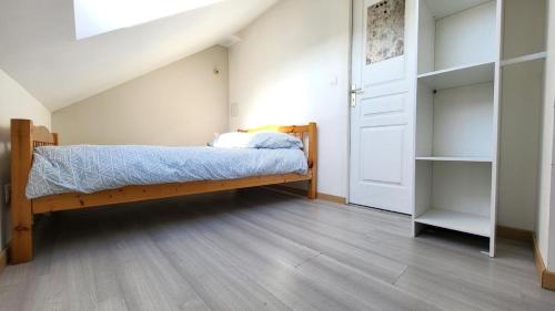 - une chambre avec un lit en bois et un escalier dans l'établissement joli petit T2 proche gare et centre, à Amiens