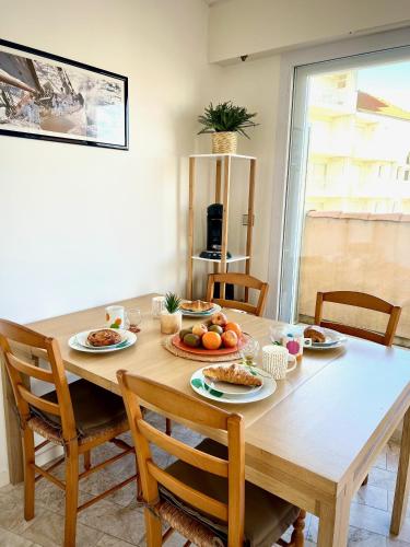 une table de salle à manger avec des assiettes de nourriture dessus dans l'établissement Le Nautile, à Les Sables-dʼOlonne