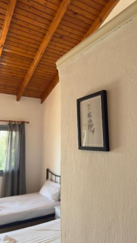 Ένα ή περισσότερα κρεβάτια σε δωμάτιο στο Olga's Sea View Studios, 400m from Ipsos Beach