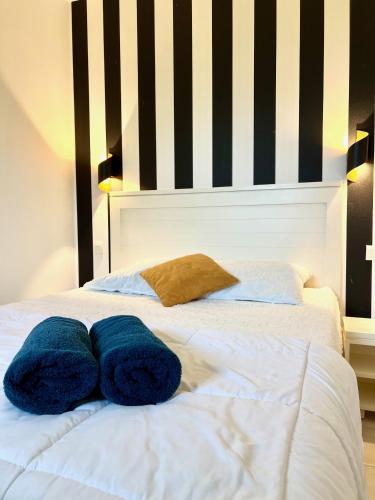 - un lit avec 2 serviettes bleues assises dans l'établissement L'Estran, à Les Sables-dʼOlonne