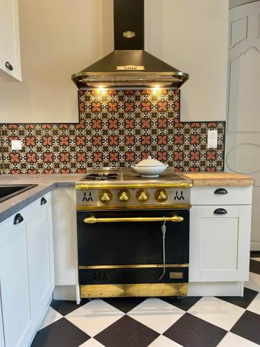 Il comprend une cuisine équipée d'un four et de plaques de cuisson. dans l'établissement Petite Maison de Famille de Charme en Vallée du Lot, à Lédat