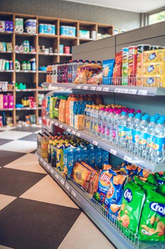 a store shelf filled with lots of bottles of soda at Veluwepark De Bosgraaf | Luxe & Wellness in Lieren