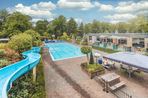 an overhead view of a pool with a water slide at Veluwepark De Bosgraaf | Luxe & Wellness in Lieren