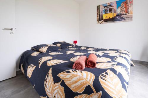 a bedroom with a bed with a blue and yellow blanket at gîte maison d'Anetz in Anetz