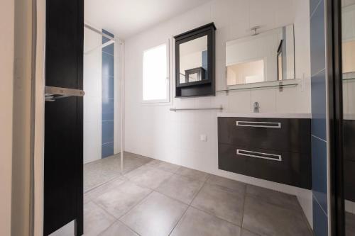 a bathroom with a sink and a mirror at gîte maison d'Anetz in Anetz