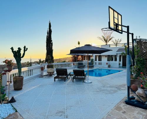 una casa con piscina e canestro da basket di Kiola Villa a Taghazout