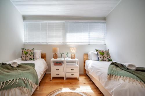 Postel nebo postele na pokoji v ubytování SUNNYSIDE- 5 Bedroom Beach House, Bloubergstrand