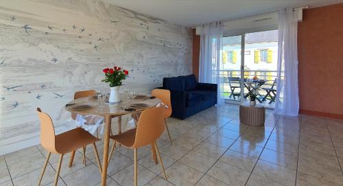 ein Esszimmer mit Tisch und Stühlen in der Unterkunft la perle de lecume in Quiberon