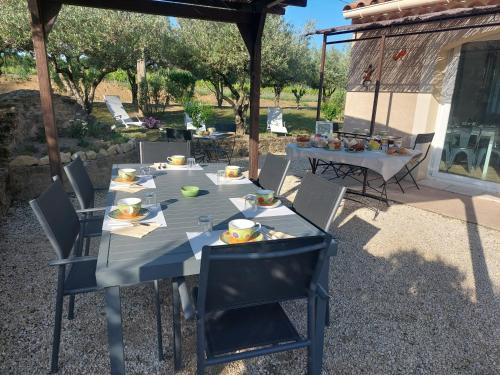 La Fanette في Montbrison-sur-Lez: طاولة وكراسي عليها طعام