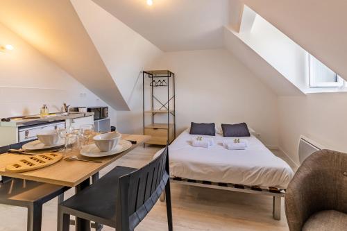 Cette chambre comprend un lit et une table à manger. dans l'établissement Studio proche université et commodités, à Angers