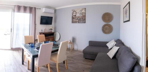 Χώρος καθιστικού στο Appartement Front de MER LA PLAGE, accès direct à la plage, Parking Gratuit