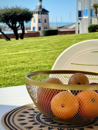 - un bol de fruits assis sur une table dans l'établissement L'Archipel de Talmont, à Talmont-Saint-Hilaire
