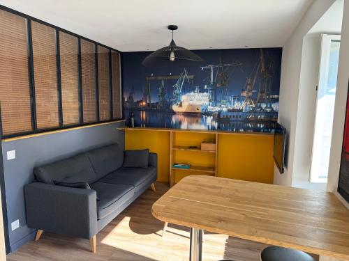 un salon avec un canapé et une table dans l'établissement Studio cosy Bretagne sud, à Férel