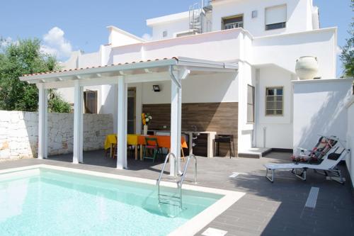 Villa Maria con Piscina nel Boomerang Village a Torre Colimena