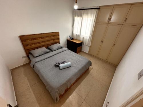 Un dormitorio con una cama grande con dos toallas encima. en 2 bedroom Kavaz Site, around the tourism port, en Kyrenia