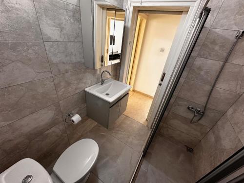 Un baño con inodoro, lavabo y ducha. en 2 bedroom Kavaz Site, around the tourism port, en Kyrenia