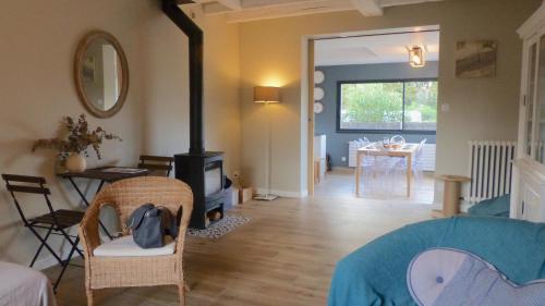 un salon avec un poêle à bois dans une pièce dans l'établissement Agreable maison de vacances proche des plages, à La Trinité-sur-Mer