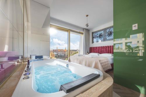Postel nebo postele na pokoji v ubytování Boulevard Drobnera Residence - Apartamenty z widokiem na Odrę