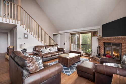Χώρος καθιστικού στο Golf Views Fireplace 2 Fire Pits Grill & Deck
