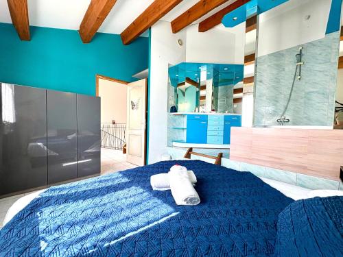 - une chambre bleue avec un lit et une douche dans l'établissement Villa Elegance - Piscine - Jardin - Moderne TopProsConciergerie, à Fabrègues