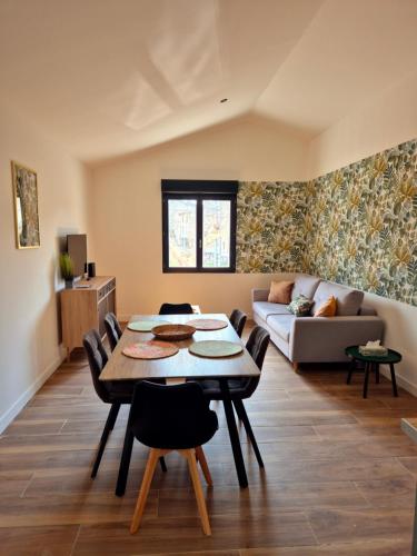 un salon avec une table et un canapé dans l'établissement Spacieux T3, Résidence Charles Trenet, à Narbonne