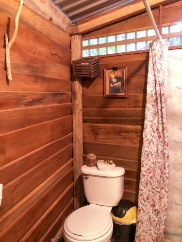 Bilik mandi di Woodpecker cabin
