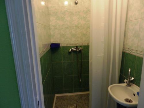 bagno con doccia e lavandino di Yourhostel Friend a Kiev