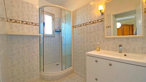 une salle de bain avec douche et lavabo dans l'établissement Bosquets, à Sainte-Maxime
