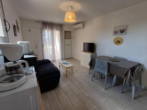 un salon avec un canapé et une table dans l'établissement T2 2 étoiles, parking privé, proche Thermes et étang, clim, Wi-Fi, animaux acceptés - FR-1-571-15, à Balaruc-les-Bains